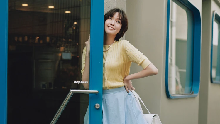 【ブルースカートコーデ】ノーブルさを頼りにフレアスカートで冒険【BAILA今日のコーデ】