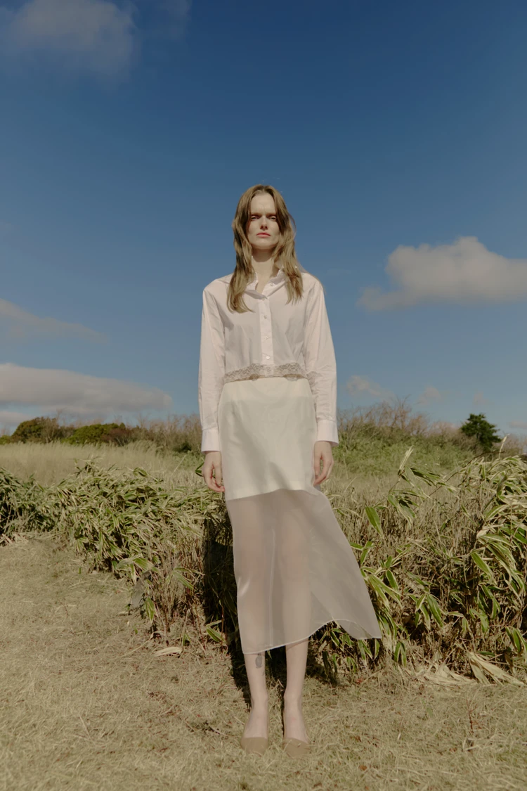 霧のヴェールをまとったようなチュール素材をレイヤードした＜Tasha Organdy Skirt＞