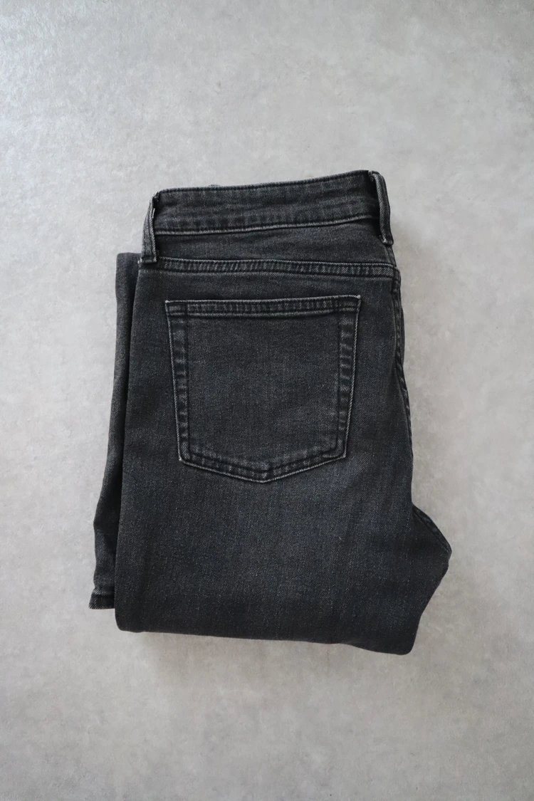 GU ジーユー スリムフレアジーンズ 標準丈 脚長 美脚 デニム 晩夏 コーデ グレー