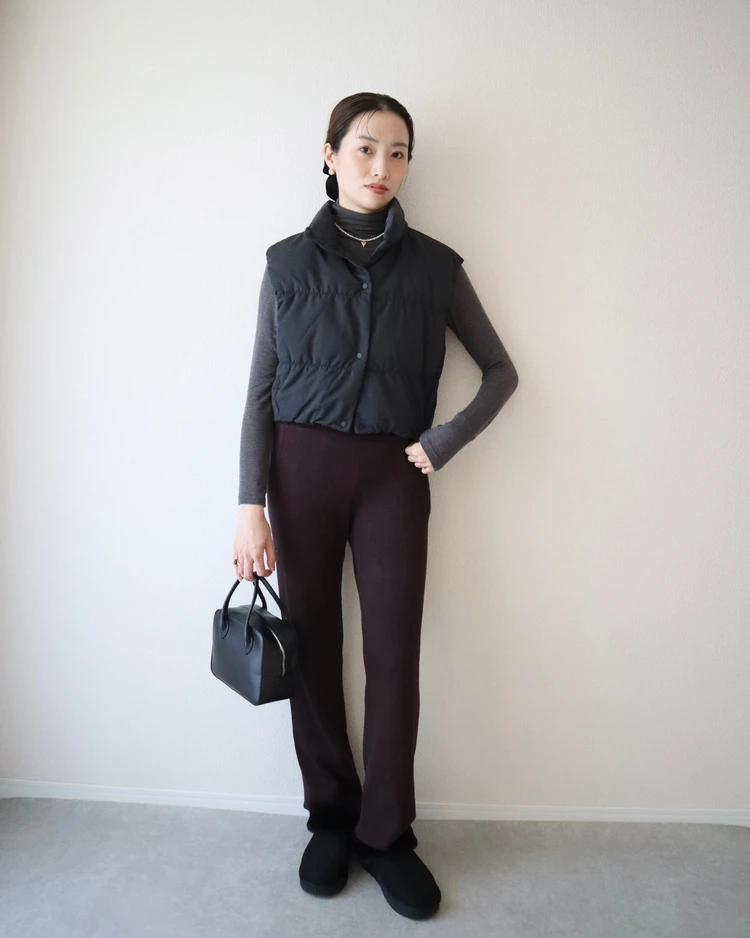 GU　ジーユー　フェイクムートンスリッパ　黒　ブラック　コーディネート　コーデ　30代