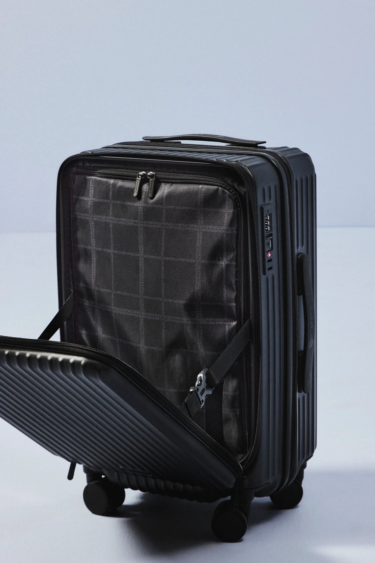URBAN LIGHT CARRY-ONは移動中の出し入れに便利なフロントオープンタイプ
