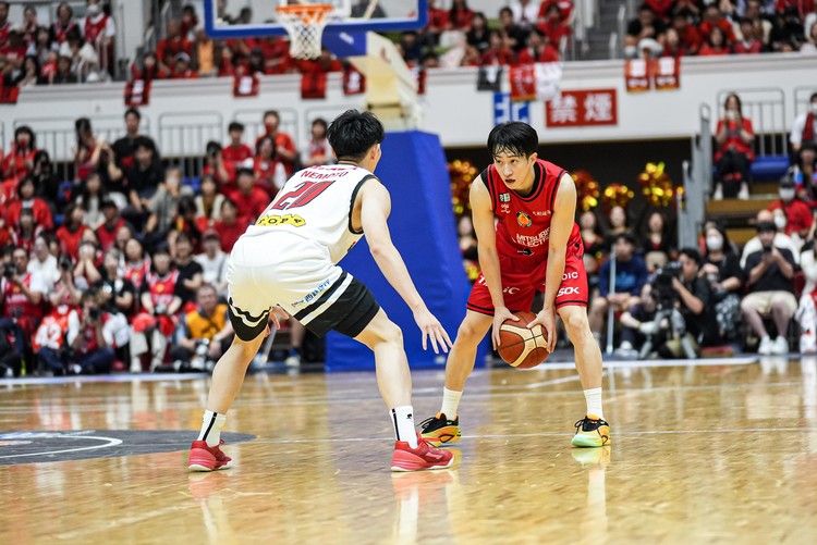 コート上で相手選手と対峙する齋藤選手