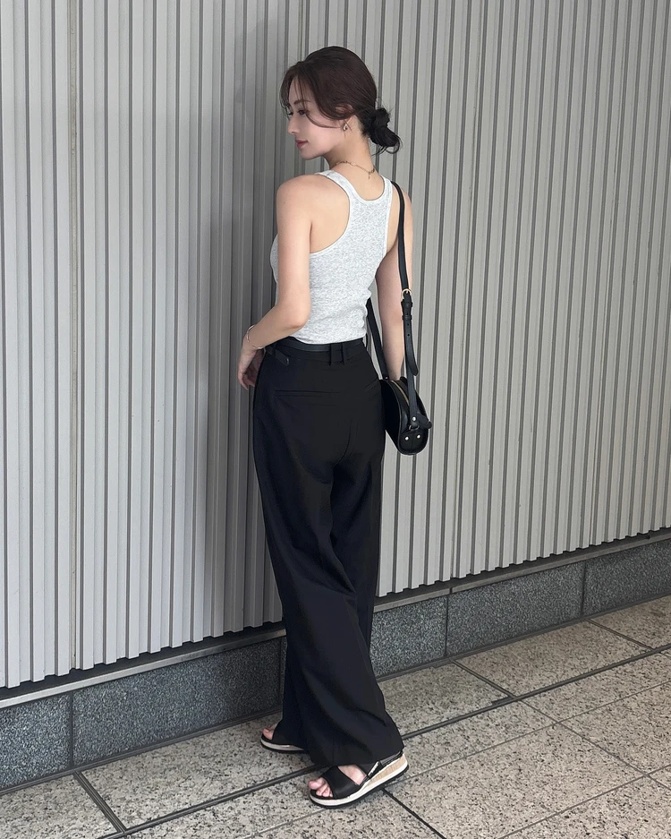 レーサーバックブラトップ（ライトグレー／M）を着用した後ろ姿の写真