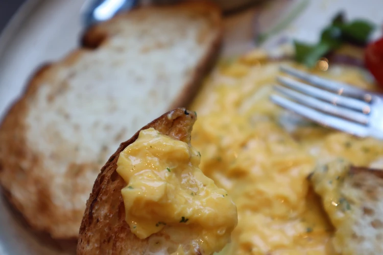 東京　日本橋　SiKiTO CAFE　シキト　カフェ　駅近　電源　WiFi　完備　コンセント　作業　朝活　モーニング　おすすめ　絶品　トースト