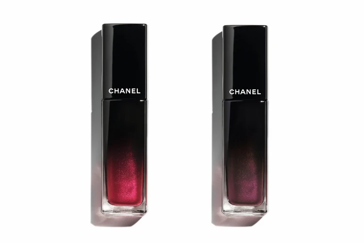 CHANEL シャネル ホリデー 2025 限定コスメ ルージュ アリュール ラック (左)558 インカンデセント、(右)559 ネビュルーズ 各¥6270(2025年10月31日数量限定発売) *2025年10月17日よりシャネル オンライン ブティック・直営店にて先行発売