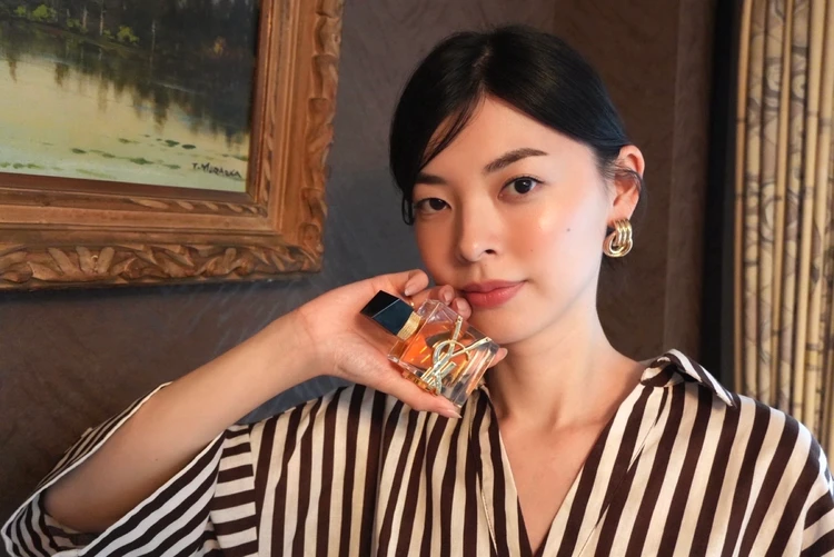 YSL オーデパルファムを手に持った写真