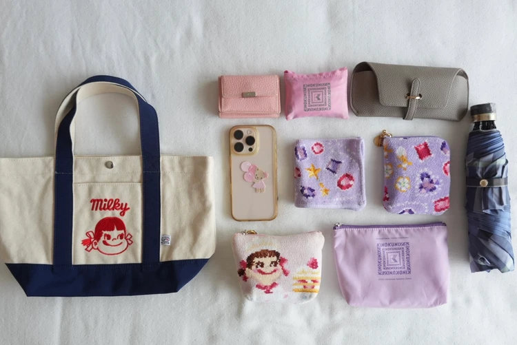 ペコちゃんランチトートに入る財布やポーチなどの荷物