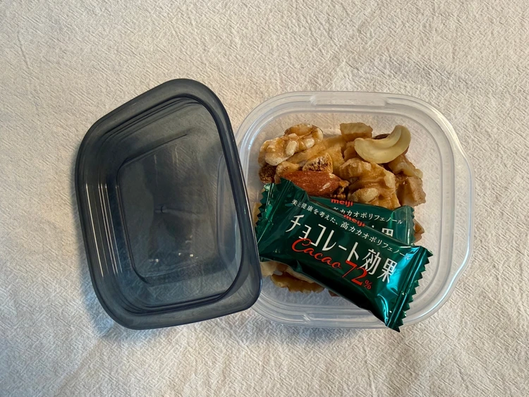 ナッツやチョコを入れた100均のタッパー