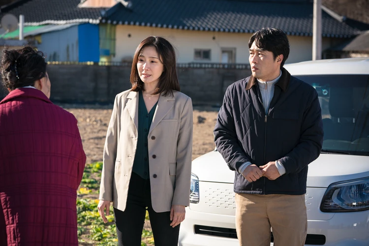 ラケット少年団 都会から引っ越してきたワケアリ夫婦の2ショット