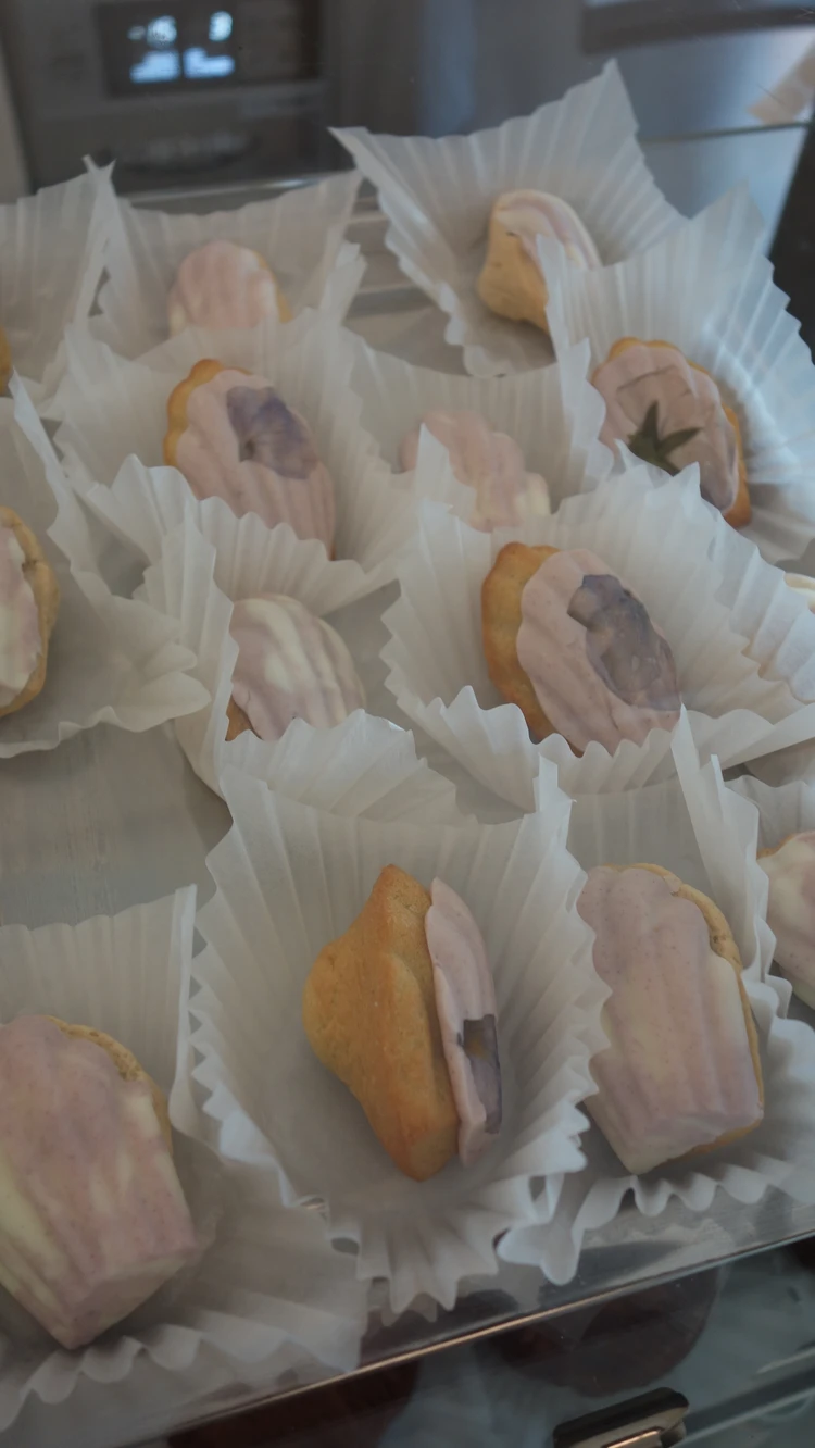 韓国・麻浦区(マポク)にあるカフェ マタサのお花のデザインのマドレーヌ