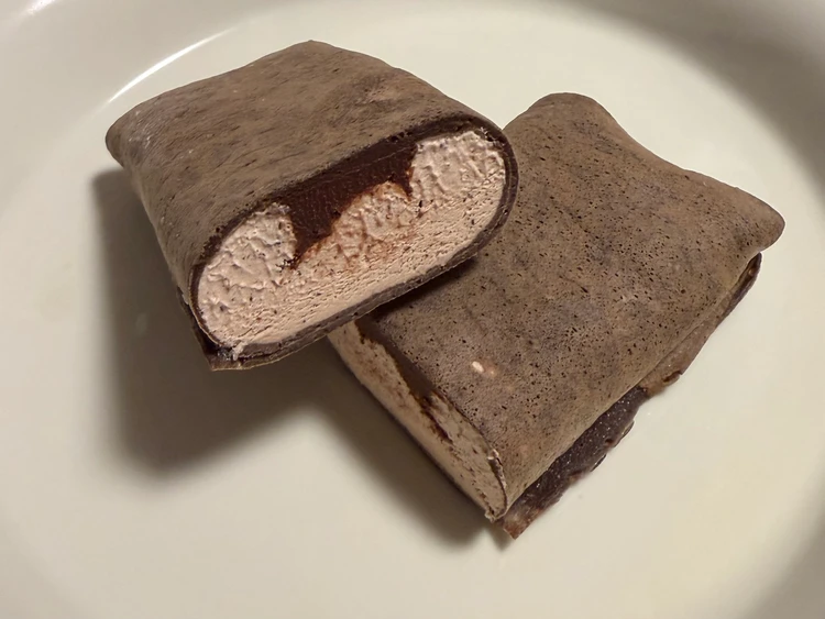 ショコラホイップと生チョコが入ったゴディバ監修「ショコラクレープ（生チョコ入り）」の断面
