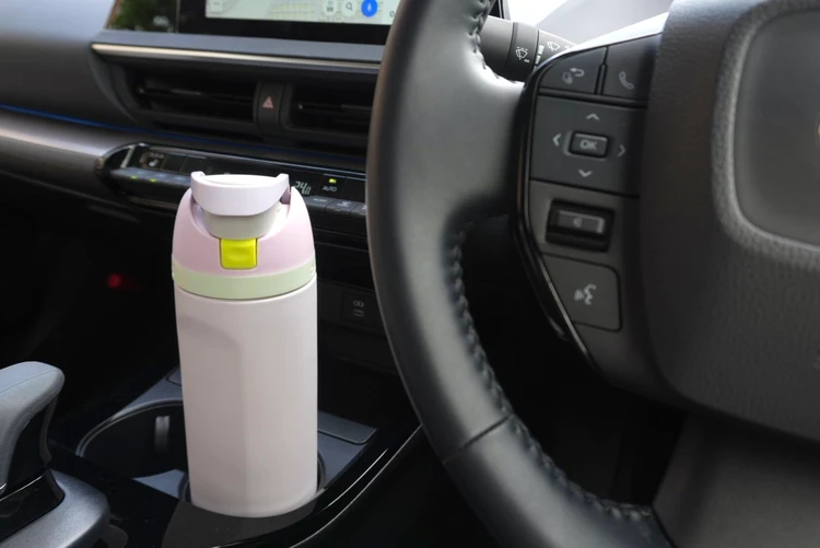 Owala（オワラ）タンブラーを車のドリンクホルダーに収納