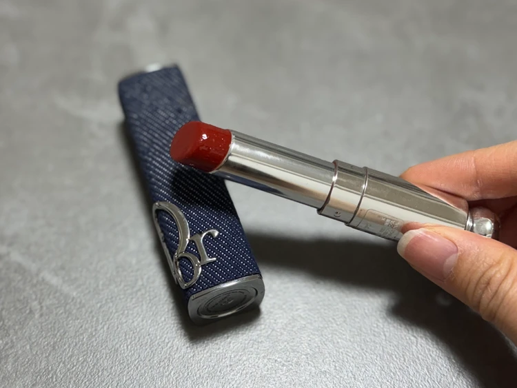 口紅は1〜2本をその日のコーディネートに合わせて持ち歩き。 この日は赤リップの「Dior アディクトリップスティック　ディオール8」と重ね付けもできるピンクリップ「KATE リップモンスター 3:00AMの微酔」をセレクト。