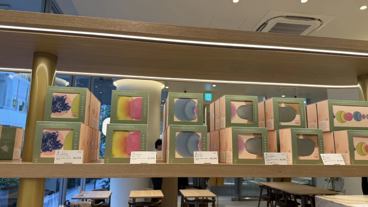 パステルカラーのパッケージが並ぶおしゃれな店内