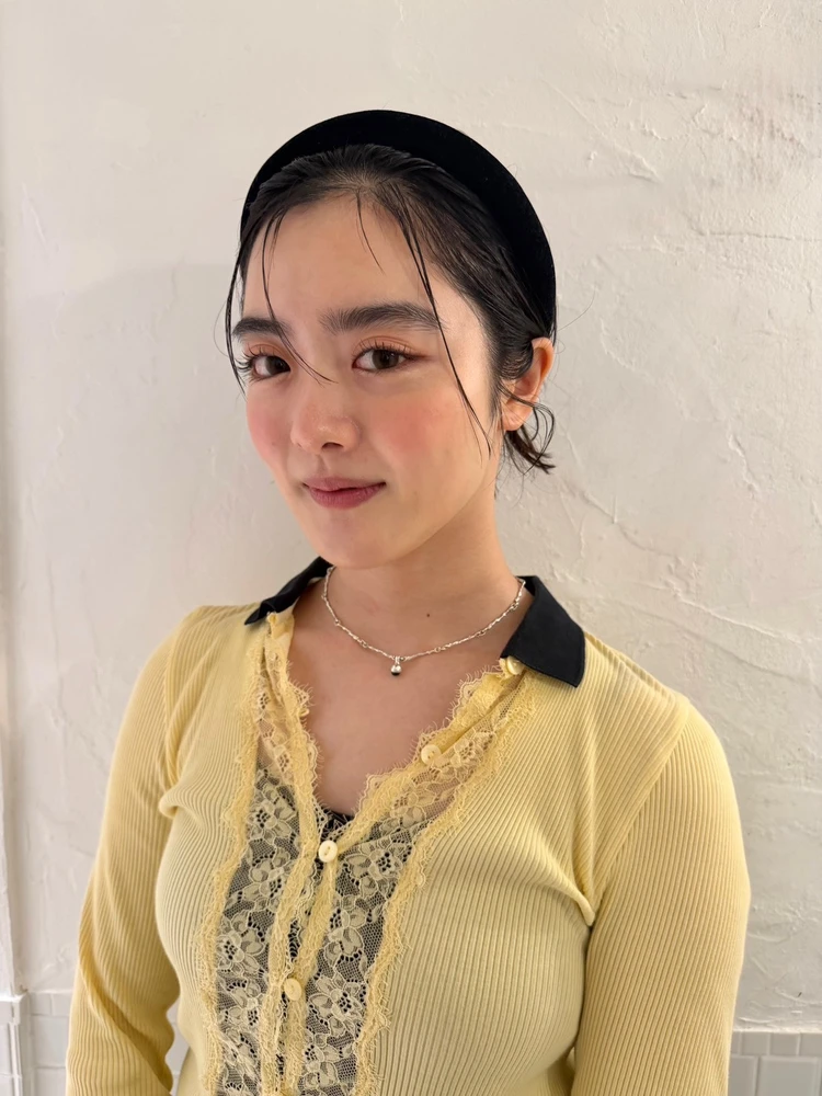 【2026年暑さ対策の涼し気ヘアアレンジ】洒落感アップ！ ちょいモードなゆるシニヨン