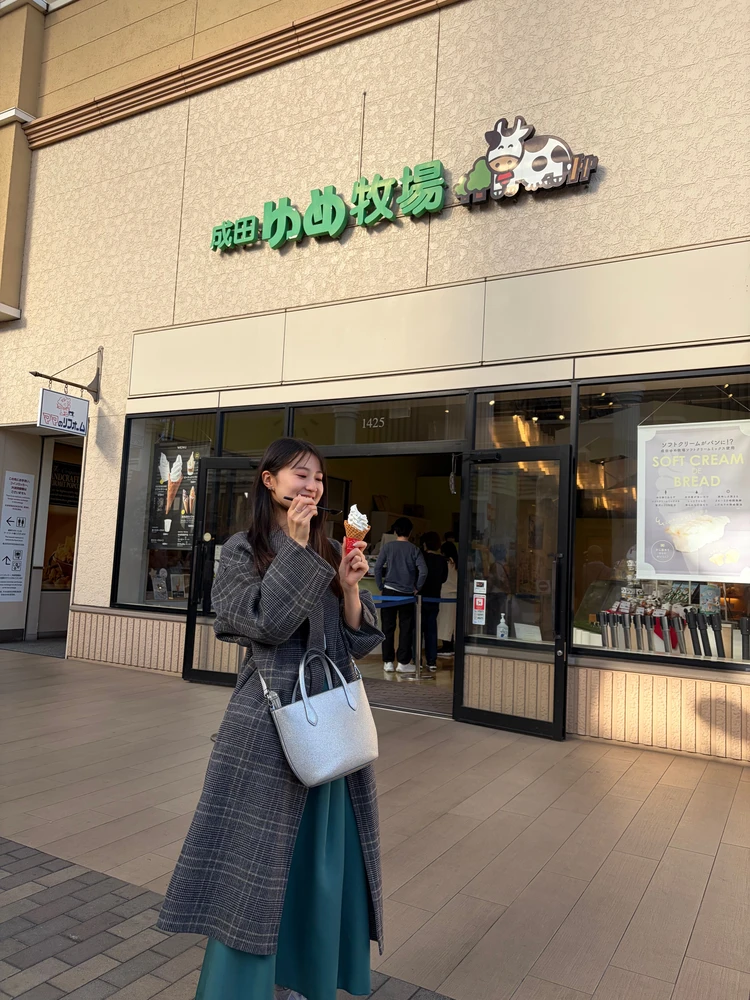 成田ゆめ牧場と女性 成田ゆめ牧場ソフトクリーム