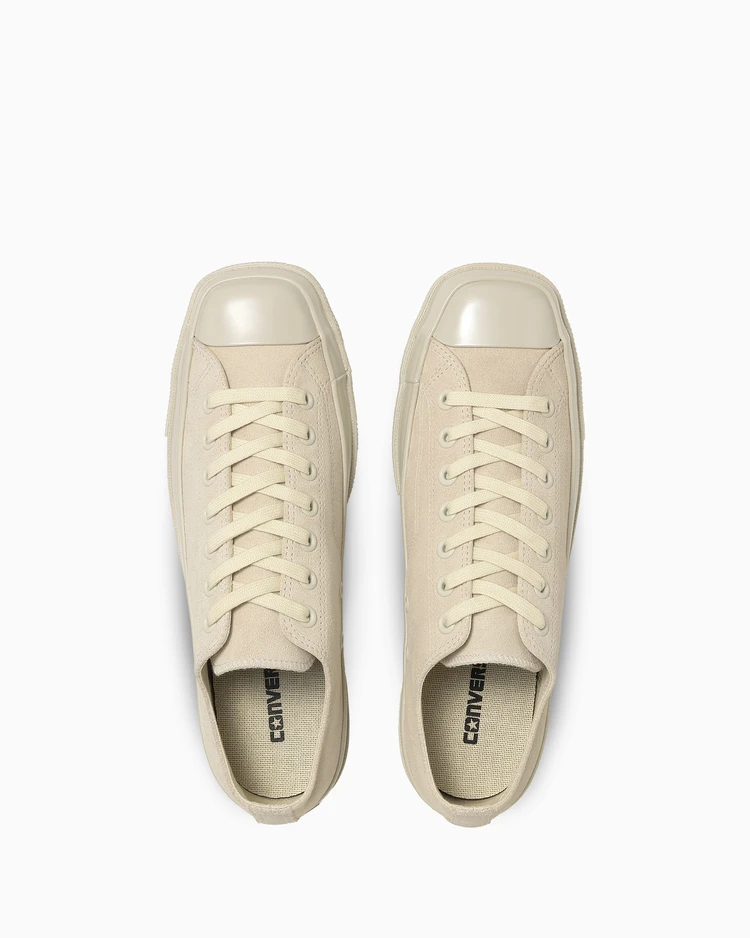 ボーンホワイトにはブラックのスペアシューレースが付属