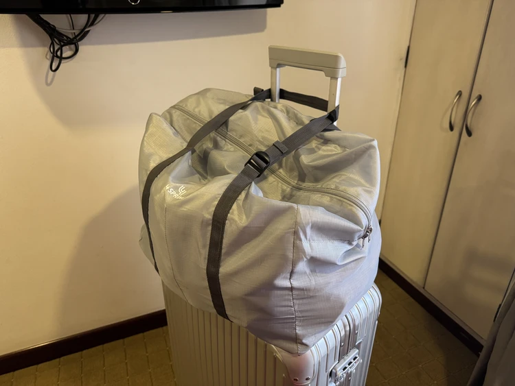 【世界 100 か国以上旅する旅人おすすめ！】スーツケースからずり落ちる悩みを解決！｜ ４ SPRINGS ずれないキャリーオンバッグが旅を快適にしすぎた_5