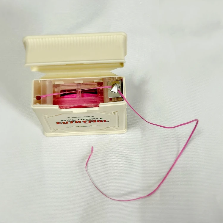 EUTHYMOL（ユーシモール）デンタルフロスの使用イメージと糸の質感