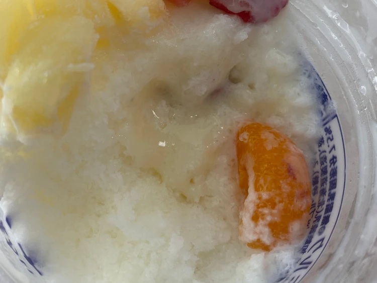 中からは練乳がとろ〜っと。光っています