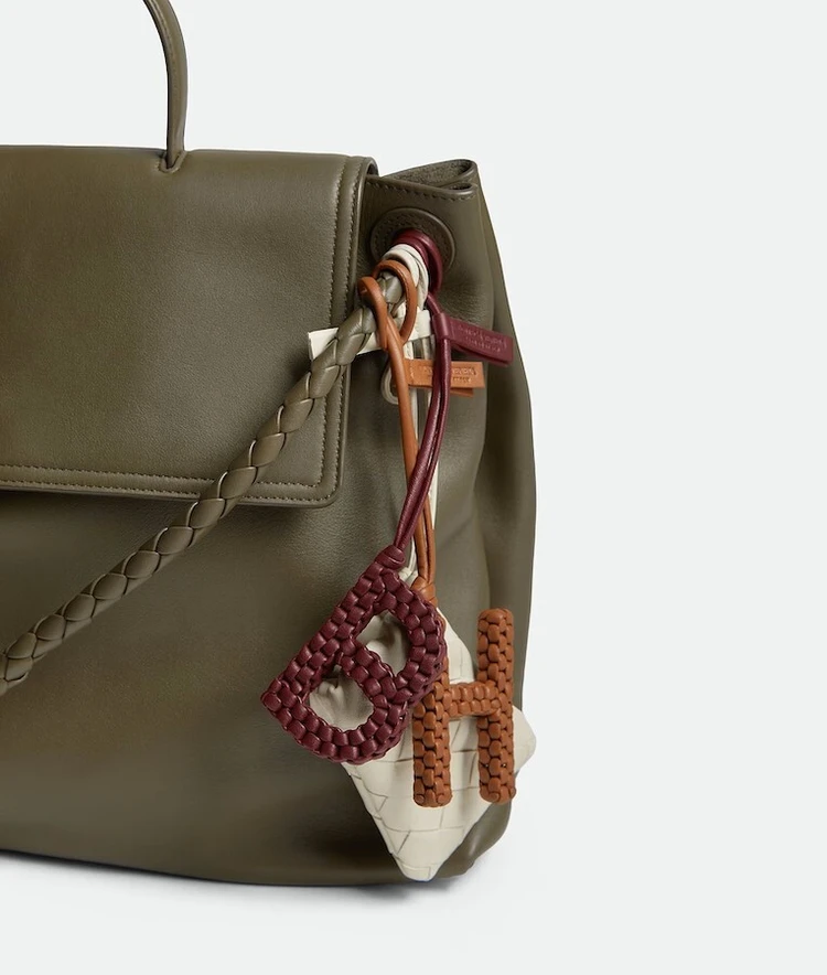 ボッテガ・ヴェネタのアルファベット チャーム「B」「H」とマイクロ ダストバッグ ¥ 105,600