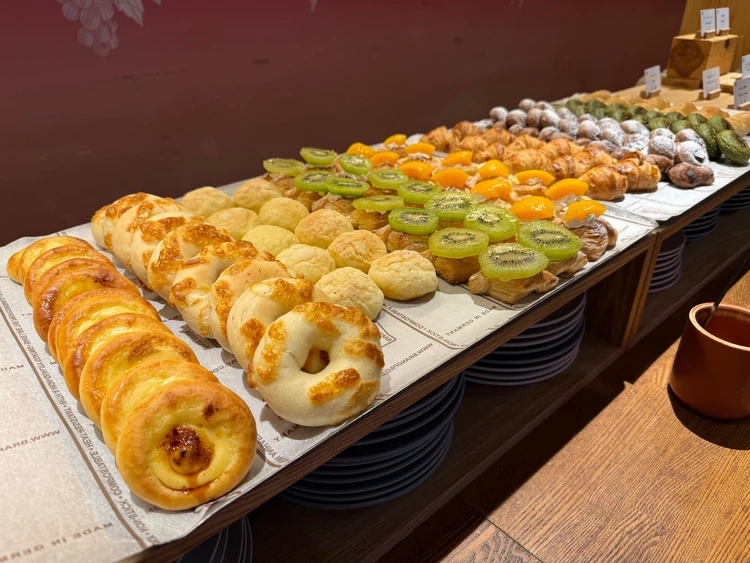 「YYgrill」パンの種類も豊富！