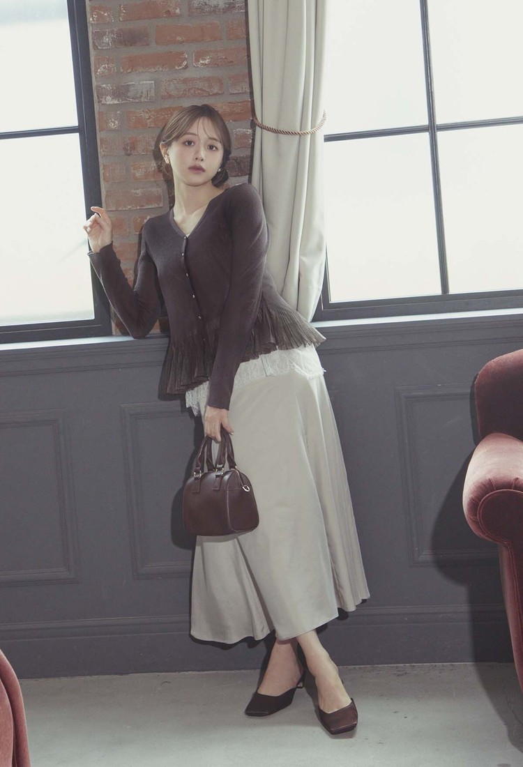 Sheer Peplum Knit　¥14,300 Lace-Docking Camisole　¥6,600 Fibril Silky Flare Skirt　¥16,500