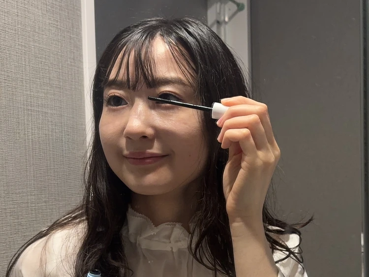 ヒロインメイク スピーディーマスカラリムーバーを使用する女性