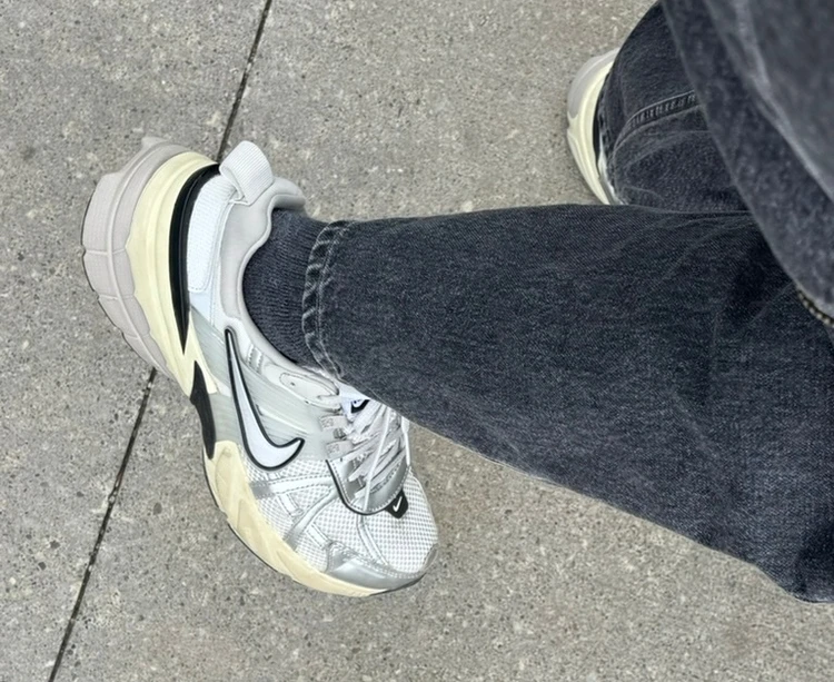 結局これしか履いてない!大人が頼る【シルバースニーカー】_1_2