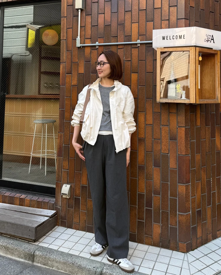 白ブルゾンに合わせたオールグレーコーデ　30代女性