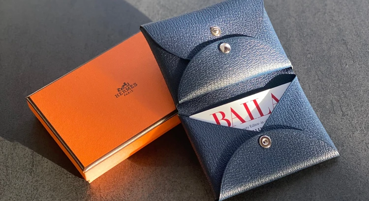 【2026ファーストバイ】凛とした存在感！ずっと探していた名刺入れは”Hermèsのカルヴィ デュオ”に決めました【エディターズピック】