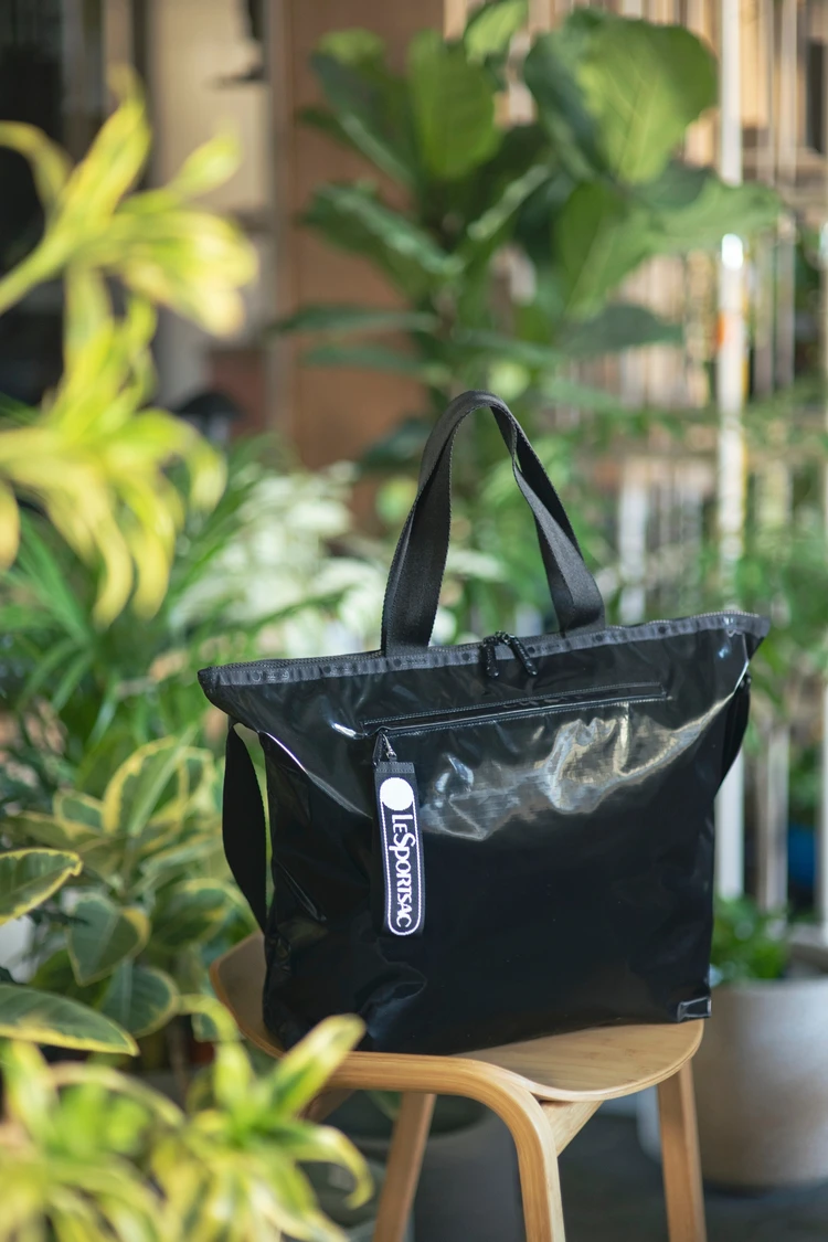 Easy Editor’s Toteを椅子に置いた写真