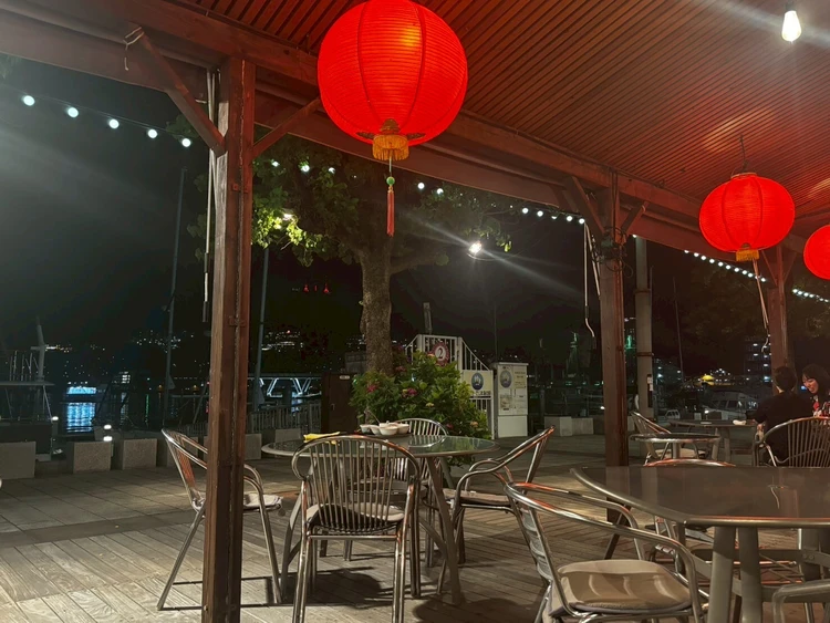 海を眺めて楽しむ幻想的な空間！絶品「美肌薬膳火鍋」のお店_2