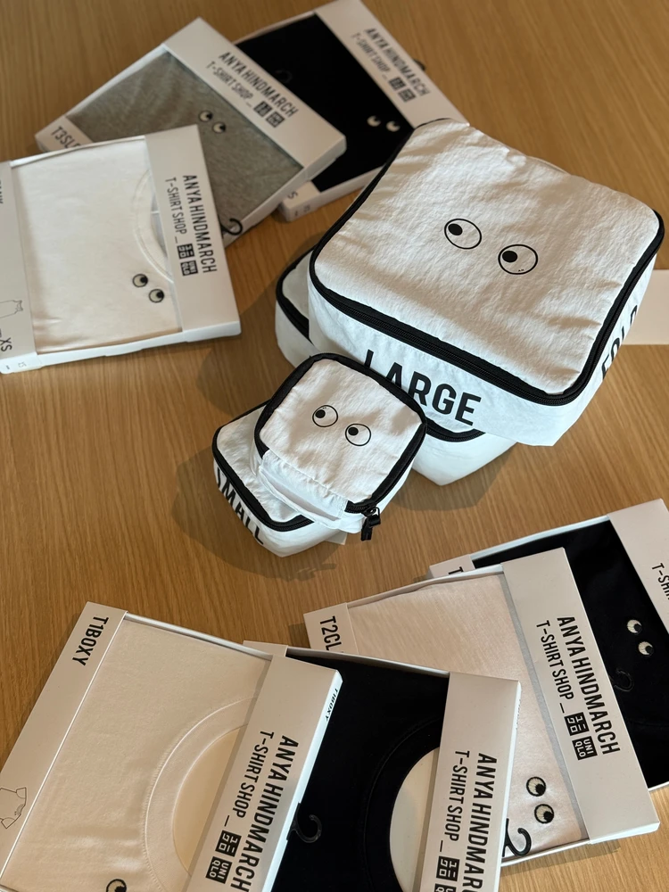 ユニクロ　アニヤ　ハインドマーチ ANYA HINDMARCH UNIQLO 2025　夏 新作　発売 スクエアポーチ　ミニスクエアポーチ