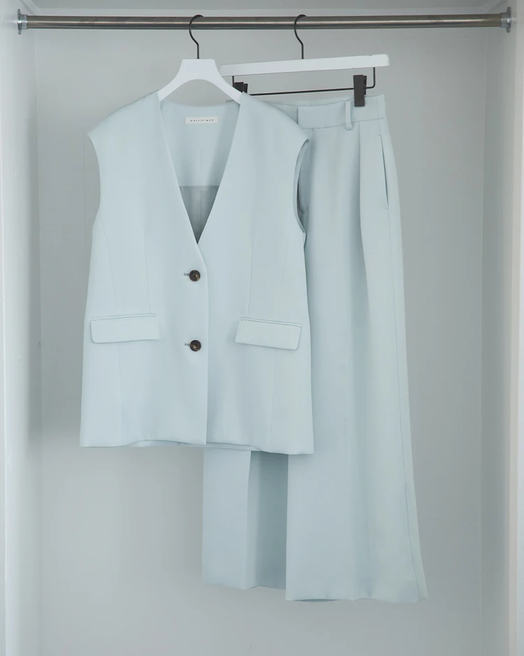 マルティニーク　Vネックジレ／タックパンツ　サックスブルー