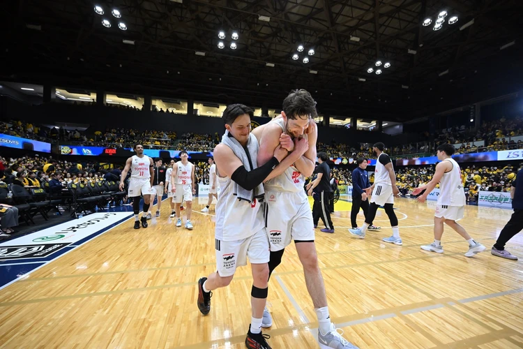 試合後、チームメイトのロシター選手をハグするテーブス海選手／©ALVARK TOKYO