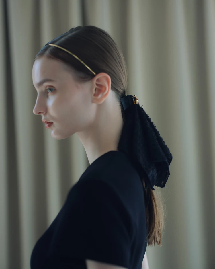 "NN"バンスクリップセット(ゴールド)と、再販売が決定したゴールドカチューシャをMIXスタイリング