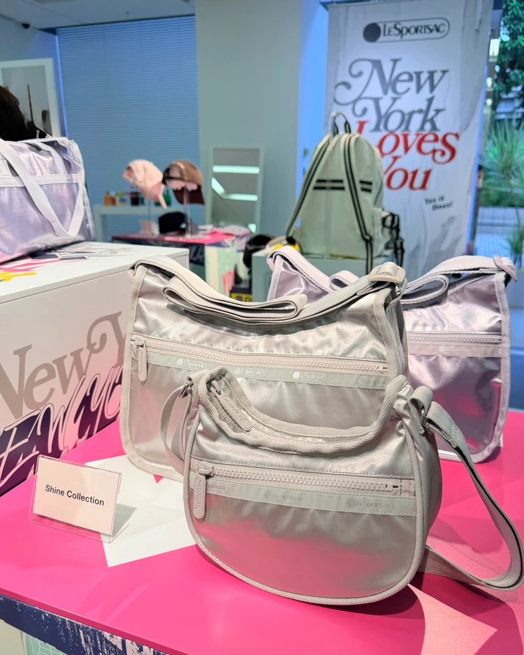 LeSportsac レスポートサック　シャインコレクション　メタリック　シルバー　公園コーデ　きれいめカジュアル