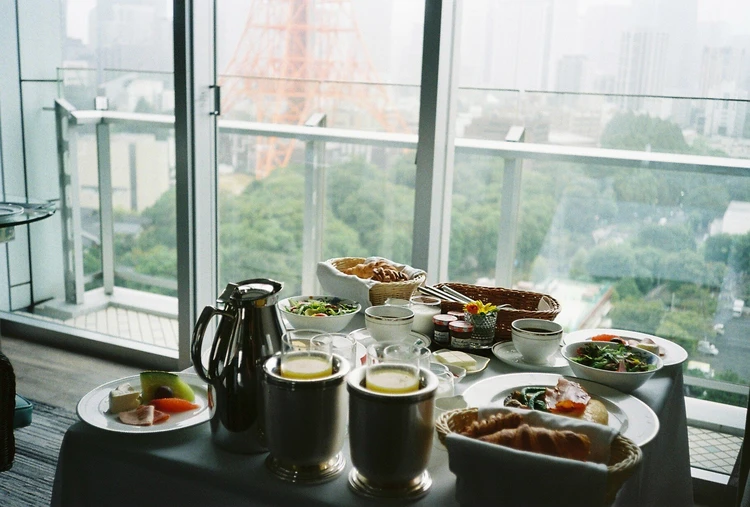 ザ・プリンスパークタワー東京の室内から撮った朝食