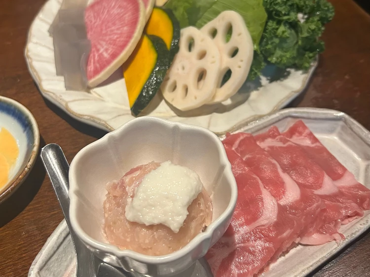 カラフルな季節野菜と豆腐、地鶏つくね、柔らかい豚肉が並ぶ火鍋セット