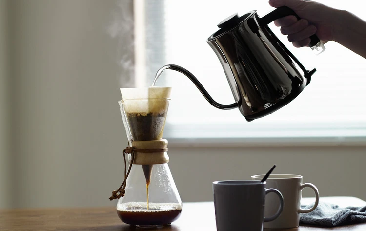 BALMUDA The Pot クロームでコーヒーをいれているPh