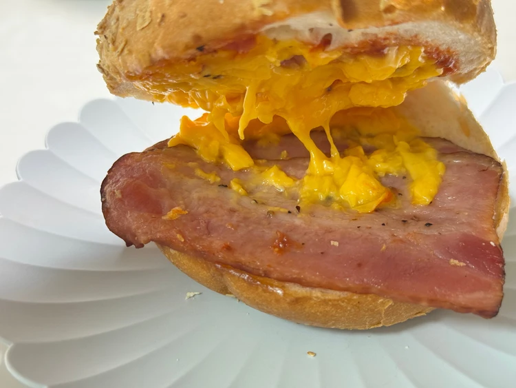 【最速レポ】スタバ新作「トリュフスープチーノ」×「ベーコンエッグチーズベーグルサンド」を実食!_5