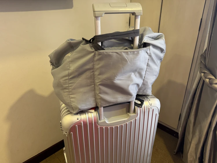 【世界 100 か国以上旅する旅人おすすめ！】スーツケースからずり落ちる悩みを解決！｜ ４ SPRINGS ずれないキャリーオンバッグが旅を快適にしすぎた_7