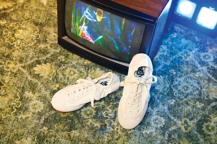 【Vans (ヴァンズ)】薄底シルエットの人気シリーズにバレエシューズのエッセンスを纏った新モデルが登場！