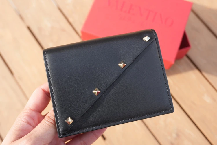 【VALENTINO GARAVANI】ロックスタッズのミニ財布がアウトレットで半額!購入レビュー_2_2