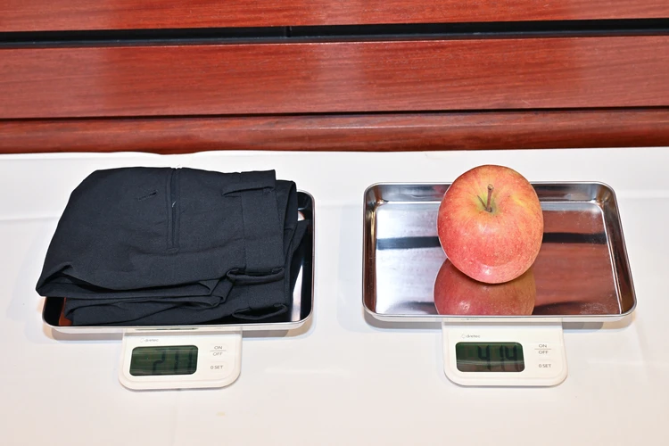 ユニクロ「感動パンツ」 軽量性実験