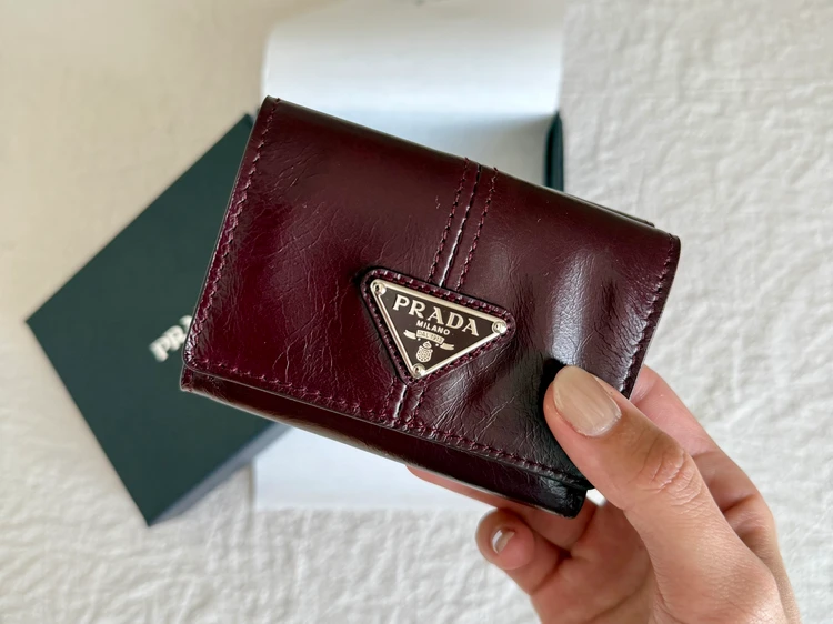 PRADA ミニ財布 バーガンディ 全体写真 上品 レザー財布