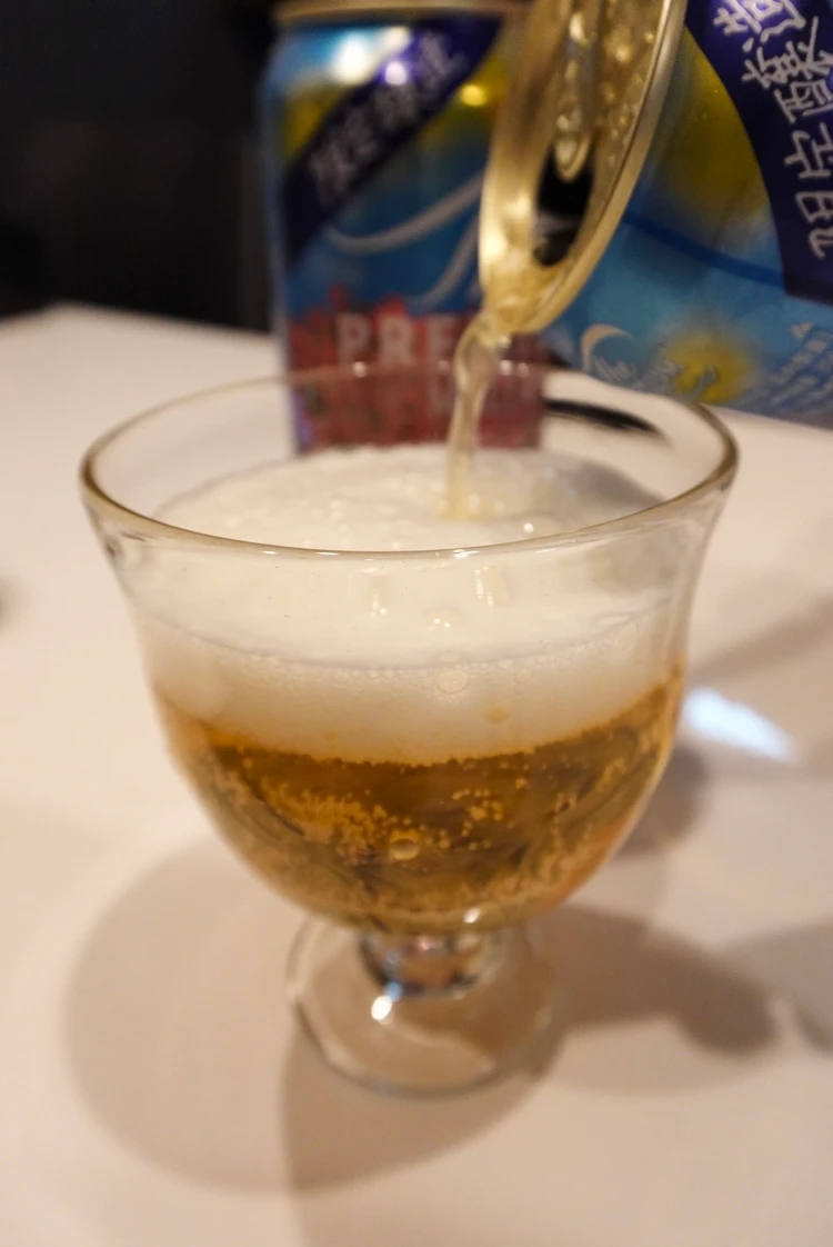 色華香るエールをコップに注いだ様子
