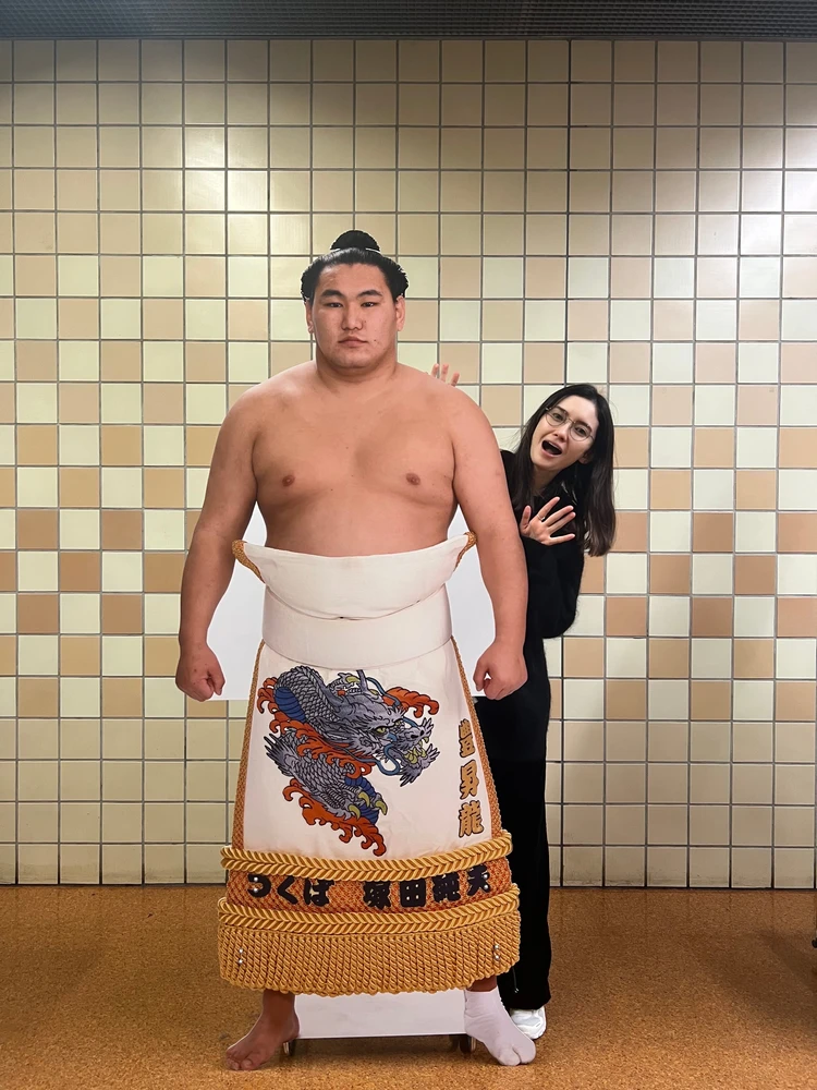 国技館2階のフォトスポットで、推しの豊昇龍関の化粧まわしパネルと2ショット!