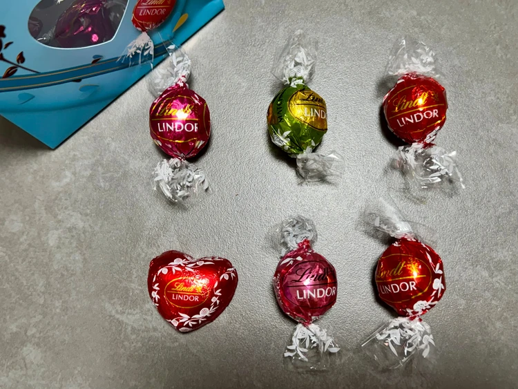 リンドールバッグ 6個入 ブルー￥1500／リンツの中身　６個のリンドール